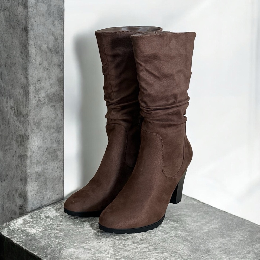 NWOT Women’s Faux Suede Boots! Size 10! NEW! - Picture 2 of 9